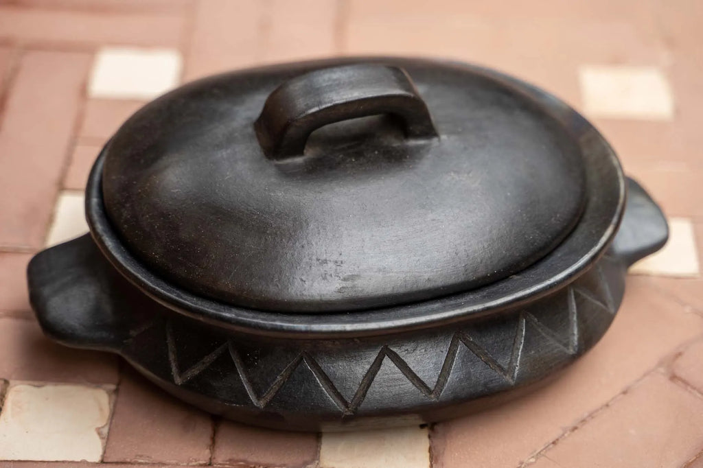 The Burned Oval Pot With Pattern And Handles - Black