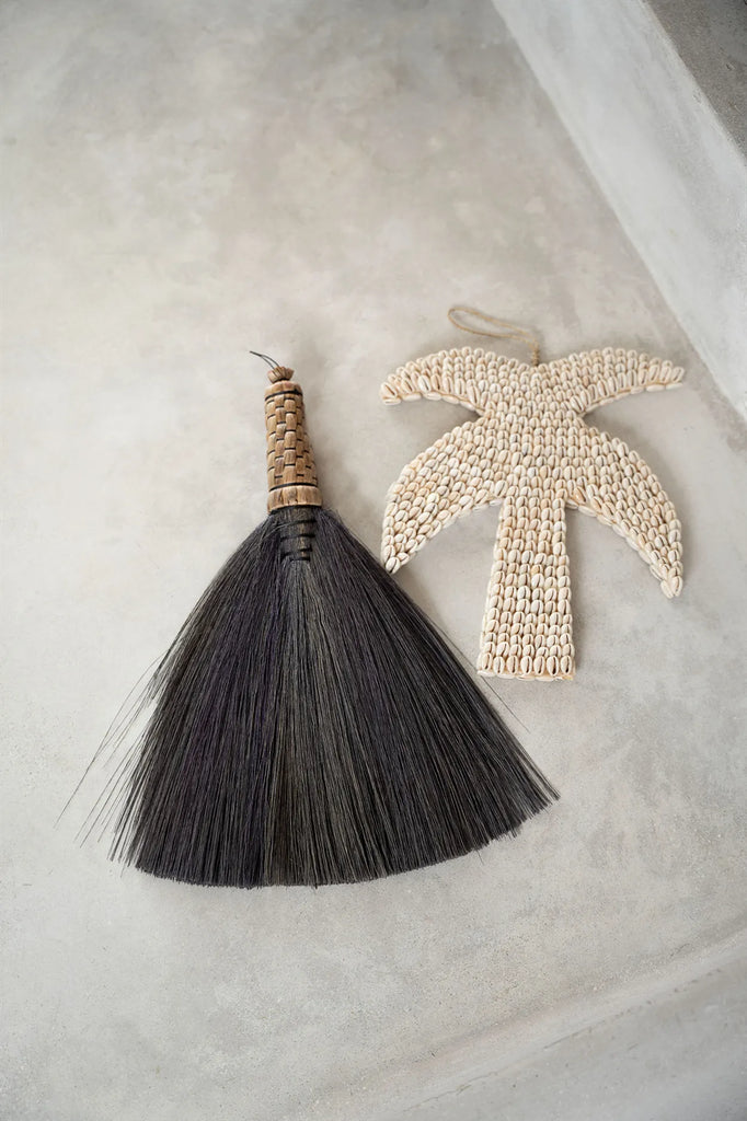 The Sweeping Hand Broom - Black