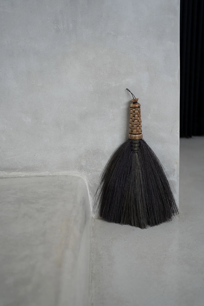 The Sweeping Hand Broom - Black